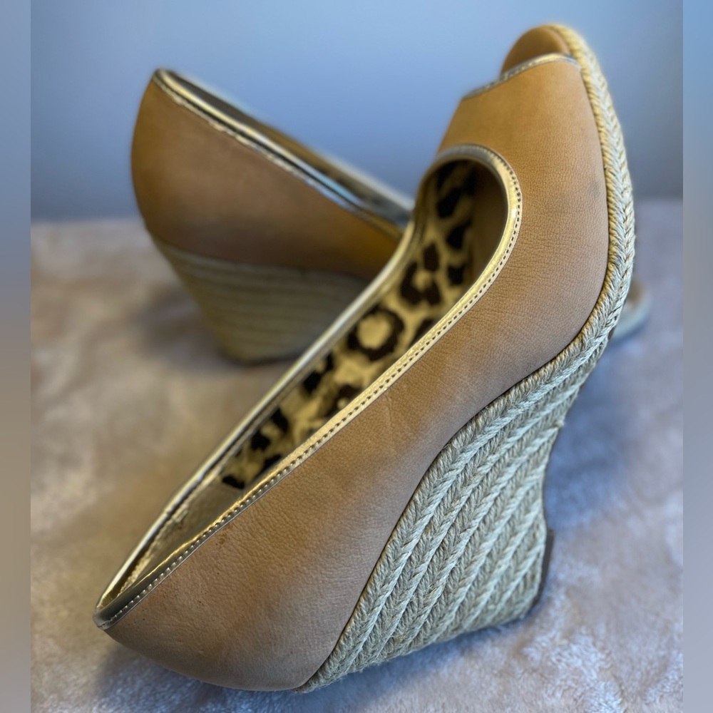 Jones New York Tan Espadrille Wedge Heels with Gold Trim Size 9